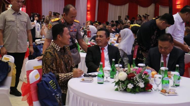 Pesan Gubernur Ansar Usai Komjen Petrus Golose Dikukuhkan Sebagai Guru Besar STIK
