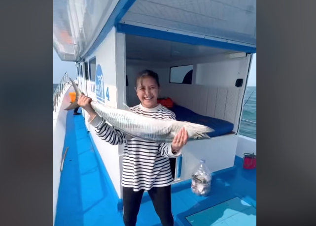 Prilly Latuconsina Tunjukkan Hasil Mancing Ikan Besar, "Makan Ikan Sebulan Ke Depan!"