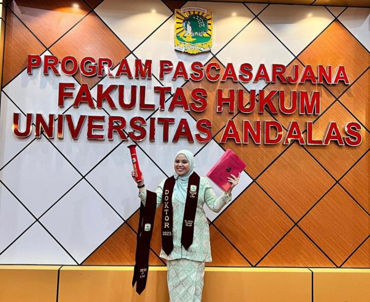 Raih Gelar Doktor Termuda di Bidang Hukum Maritim: Inovasi Atika Thahira dalam Penanggulangan Pencemaran Pesisir Bintan