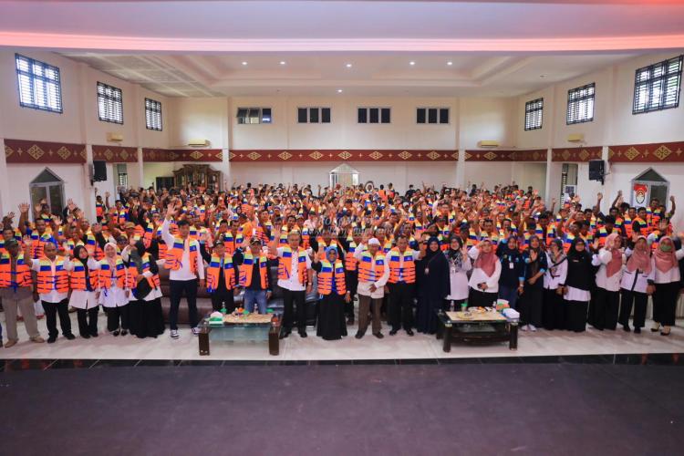 700 Baju Pelampung dan 3 Unit Sampan Diberikan dari BAZNAS untuk Nelayan di Tanjungpinang