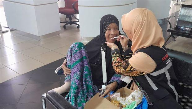 Perjalanan Emosional Yunita, Petugas PPIH Debarkasi Batam yang Mendampingi Pemulangan Jemaah Risiko Tinggi