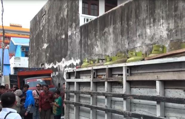 Digerebek Polisi, Pangkalan Gas Oplosan di Medan Ternyata Telah Beroperasi Selama 6 Bulan