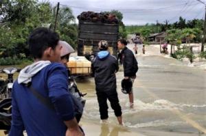 Jalur Lalu Lintas Medan-Aceh Lumpuh, Jalan Terendam Banjir di Subulussalam 