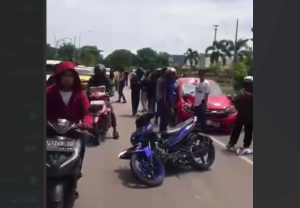 Kecelakaan Tragis di Simpang Lampu Merah Sei Harapan, Batam: Pengendara Sepeda Motor Kritis Tertabrak Mobil Brio Merah