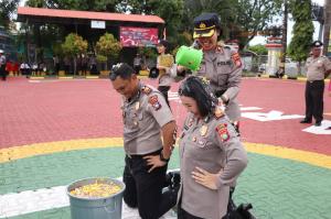 Polisi Pasangan Suami Istri Naik Pangkat Bersama di Polres Karimun