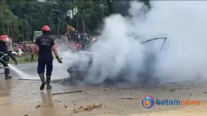 Mobil Mazda CX-7 Terbakar di Depan Perumahan Cendana Batam
