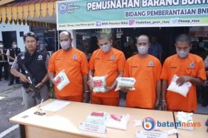 Pengedar Narkoba Jaringan Internasional Ditangkap di Riau, Sabu 5 Kg dan 479 Butir Ekstasi Dimusnahkan