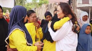 Sejumlah Emak-emak di Batam Menangis Haru Setelah Rumahnya Direhab Berkat Cen Sui Lan
