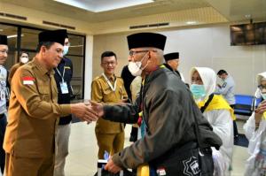 Kepulangan Jemaah Haji Kloter 1 Kepulauan Riau Disambut Gubernur Ansar dengan Sukacita