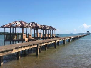 Pantai Tanjung Siambang Dompak: Wisata Pantai Nan Eksotis dengan Pemandangan Hilir Mudik Kapal Antar Pulau