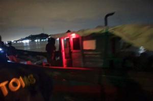 Bea Cukai Batam Amankan Kapal Kayu Bermuatan Tas dan Sepatu Bekas Ilegal di Perairan Pulau Lembu