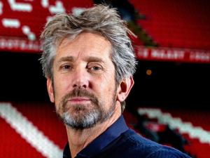 Mantan Bintang Manchester United dan Ajax, Edwin van der Sar, Dilarikan ke Rumah Sakit Setelah Pendarahan Otak