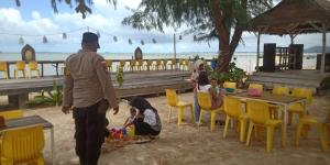 Personel Polsek Gunung Kijang Lakukan Patroli dan Himbauan di Tempat Wisata PantaiÂ 