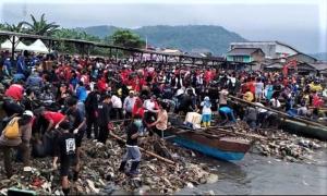 Pandawara dan Masyarakat Bersatu Bersihkan Pantai Sukaraja di Lampung, Disebut Terkotor Kedua di Indonesia