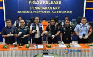 Penangkapan Narkotika di Pelabuhan Karimun: Pelaku Menyembunyikan Sabu di Balik Handphone