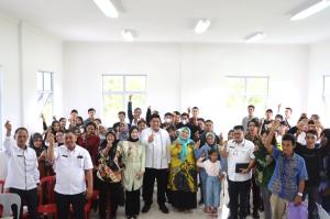 Bupati Bintan Roby Kurniawan Menyerahkan Ijazah Paket A, B, dan C kepada Warga Belajar SKB Bintan
