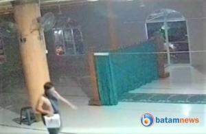 Kotak Infak Masjid Jihadul Akbar Teluk Uma Karimun Dilarikan Pencuri, Terekam CCTV