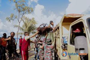 Polres Karimun Bersama TNI dan Masyarakat Lakukan Gerakan Bersih-Bersih Sampah