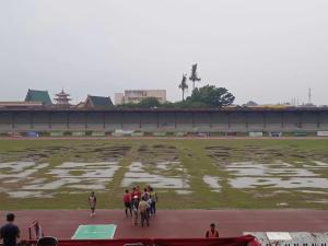 Pertandingan Sepakbola di Jambi Ditunda karena Lapangan Tergenang Air