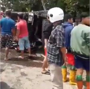 Kecelakaan di Jalan WR Supratman: Pick-up Terbalik Setelah Tabrak Motor