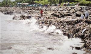 Volume Sampah Meningkat Pasca Banjir Melanda Kota Padang