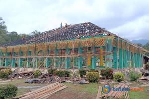Pemkab Lingga Kucurkan Lebih Setengah Miliar Rehabilitasi Balairung Istana Damnah