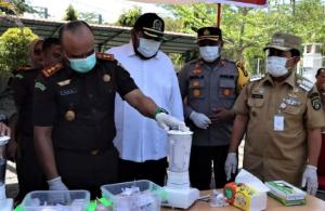 Kejari Rohul Musnahkan Barang Bukti Kejahatan: Diblender dan Dihancurkan dengan Martil