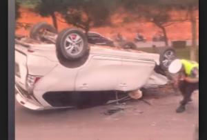 Avanza Terbalik di Depan Mega Legenda Batam, Sopir serta Penumpangnya Kabur