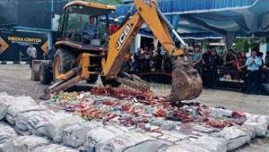 Gunakan Alat Berat dan Dibakar, Bea Cukai Dumai Musnahkan Barang Ilegal