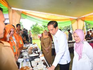 Presiden Joko Widodo Memamerkan Kemeja Putih Buatan SMK Negeri Jambi di Bengkulu Tengah: Dukung Pendidikan Berbasis Keterampilan