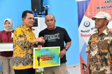 Gubernur Ansar Ahmad Berikan Alat Tangkap Perikanan Kepada Nelayan di Kota Batam