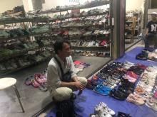 Kisah Penjual Sepatu Bekas di Jalan Kamboja Tanjungpinang: Sabar Menunggu, Omset Meningkat!