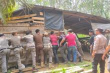 Warung Remang-remang di Rohul Riau Dibakar Emak-emak, Polisi dan Satpol PP Lakukan Penertiban