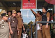 Menunggak Pajak, Satpol Segel Kafe di Padang