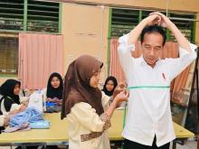 Siswi SMKN 4 Jambi yang Jahit Kemeja Jokowi Diundang ke Istana Negara saat HUT RI ke-78