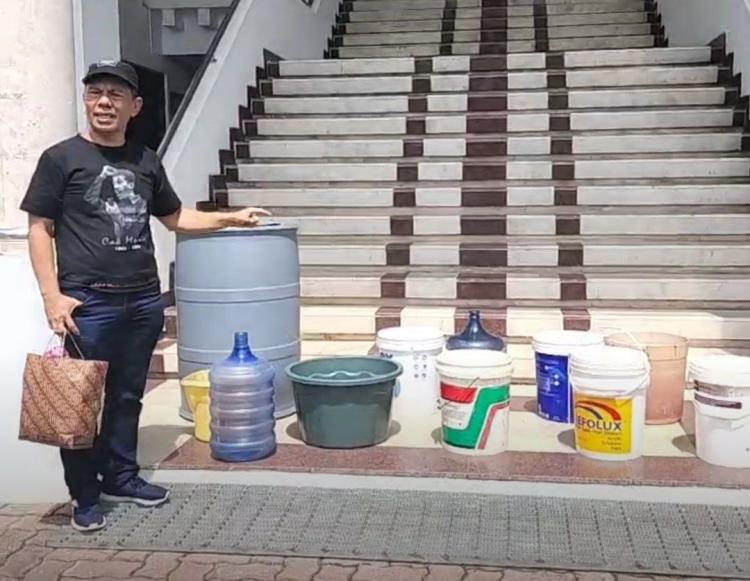 Air Kerap Mati, Uba Bawa Ember hingga Drum ke Kantor BP Batam