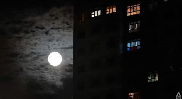 Langit Singapura Diwarnai Keindahan Supermoon Sturgeon  