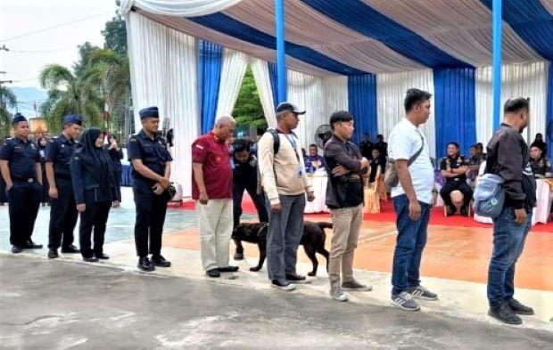 Zee Anjing Pelacak Bea Cukai Riau Tunjukan Kehebatan Temukan Barang Terlarang di Padang