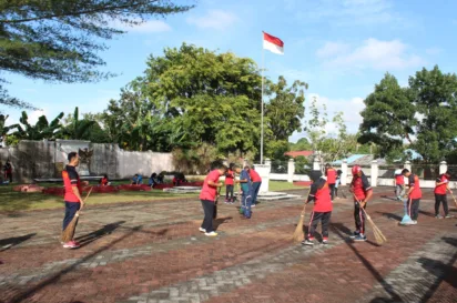 Persiapan Upacara HDKD ke-78 Imigrasi Dabo Singkep Bersih-bersih Taman Makam Pahlawan