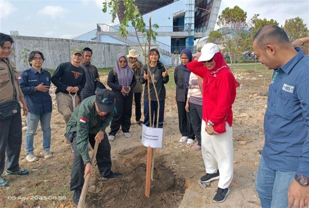 DLHK Riau Hijaukan Stadion Kaharudin Nasution melalui Penanaman 2.500 Bibit Pohon