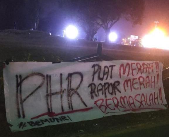 BEM Universitas Riau Unjuk Rasa dengan Spanduk: Tuntut Perbaikan dari PHR