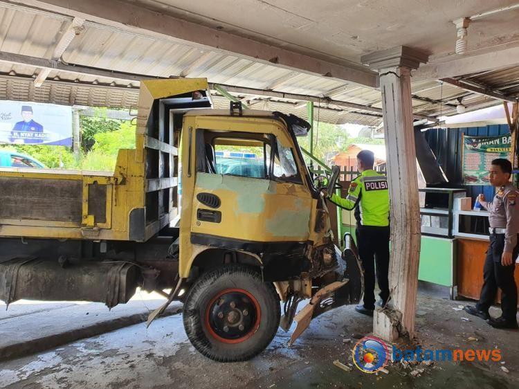 Rem Blong, Truk BP 9406 KU Tabrak Warung Ikan Bakar Lamongan di Karimun