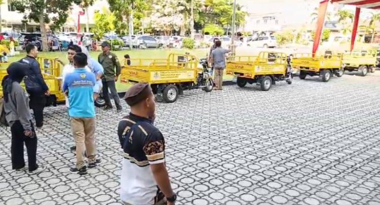 Bupati Rafiq Serahkan 10 Unit Motor Roda Tiga untuk Kebutuhan Masyarakat di Karimun