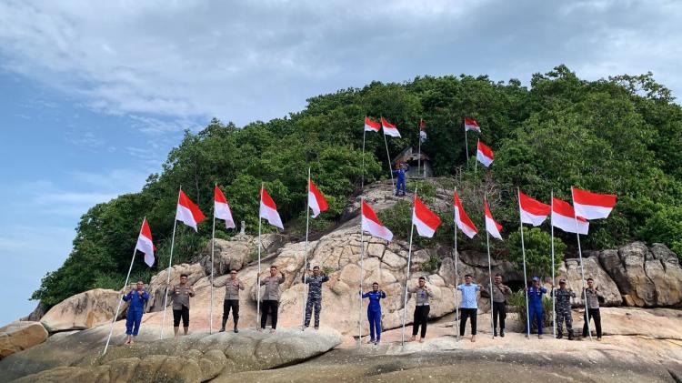 Polres Karimun Kibarkan Bendera Merah Putih di Pulau Takong Hiu Perbatasan RI-Singapura