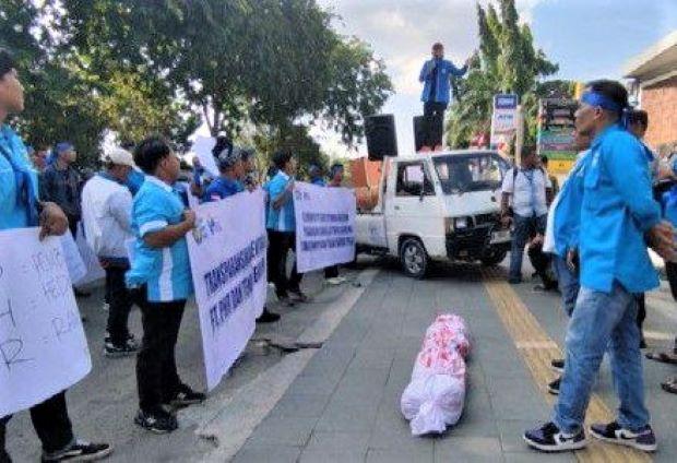 Aksi Unjuk Rasa KNPI Riau: Sindiran "Pocong" di Kejati Terkait Dugaan Korupsi di PT PHR