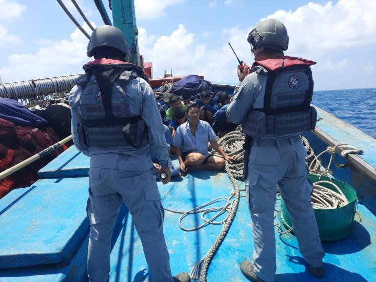 Kapal Patroli Bakamla RI Tangkap Kapal Ikan Berbendera Vietnam di Perairan Natuna