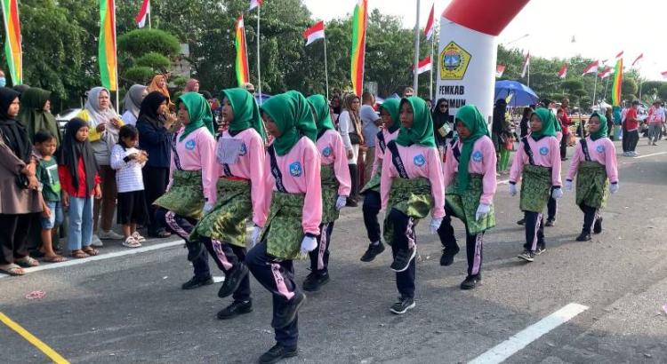 Semangat dan Kompaknya Para Pelajar SD/SMP dalam Lomba Gerak Jalan HUT Ke-78 RI di Karimun