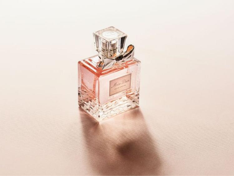 10 Pilihan Aroma Parfum Wanita Terfavorit: Hadiah Wewangian yang Menawan untuk Si Dia