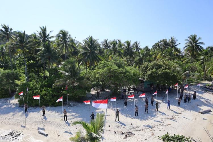 Semangat Nasionalisme, Polres Natuna Kibarkan Bendera Merah Putih di Pulau Terluar