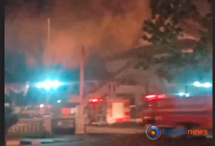 Gedung DPRD Batam Terbakar Dini Hari, Api Berasal dari Lantai 3